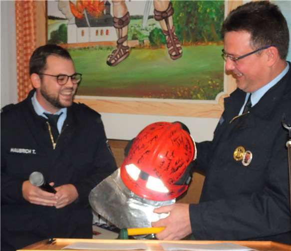 Tobias Haubrich (l.) verabschiedet Mario Weißenfeld.