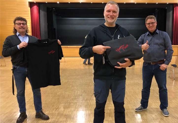 Tobias Helfrich (Mitte) erhält die Chortasche und wird Mitglied beim Männerchor Plaidt.Foto: privat