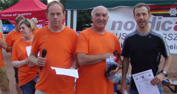 Tobias Hoffmann (rechts) bei der Siegerehrung. privat