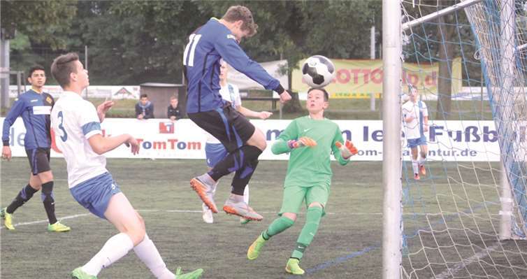 Tobias Jost, hier beim Führungstreffer, benötigte ganze 74 Sekunden, um sein Team im C-Jugend-Finale auf die Siegerstraße zu bringen.TH