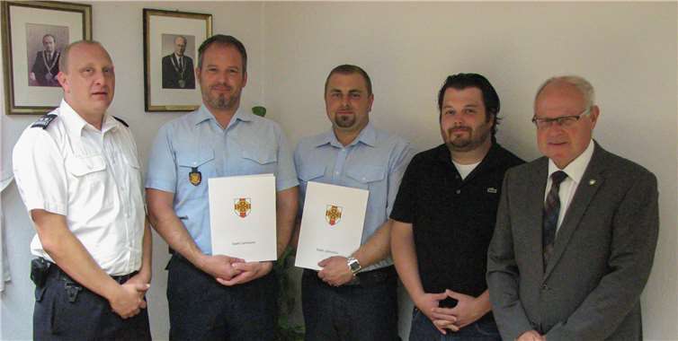 Tobias Kalb (Mitte) und Thorsten Kämpf (2. v. l.) bei der offiziellen Feierstunde und Übergabe der Urkunden durch Oberbürgermeister Peter Labonte (r.) im Beisein von Sascha Lauer (l.), stellvertretender Wehrleiter der Feuerwehr Lahnstein, und Marco Serger (2. v. r.), Beauftragter der Stadtverwaltung im Brand- und Katastrophenschutz. Foto: Sybille Heil/Stadtverwaltung Lahnstein