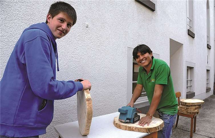 Tobias Klar (l.) und Samuel Vicente sägen Scheiben für etwas gewichtigere Futuros.