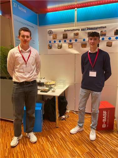 Tobias Klein und Philipp Kossmann (Jg. 11) wurden im Fachbereich Technik, in dem sie zuvor den Regionalwettbewerb Remagen gewonnen hatten, sogar mit dem 2. Preis auf Landesebene für ihr Projekt „Erforschung von Dämmstoffen“ ausgezeichnet.