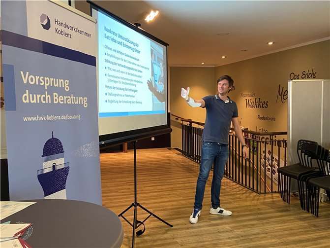 Tobias Klein von der Handwerkskammer Koblenz präsentierte das Beratungsangebot der HWK beim produktiven Austausch im Innenstadtlabor.  Foto: Alexandra Rünz