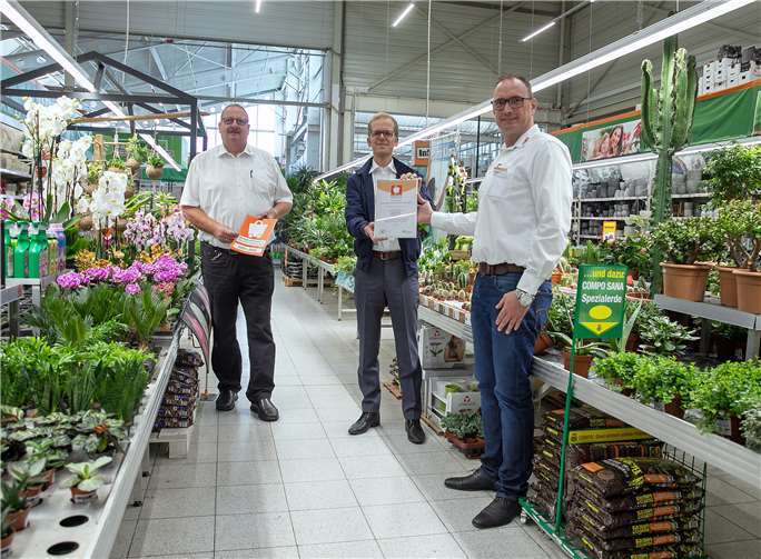Tobias Kohnert vom Einzelhandelsverband Bonn-Rhein-Sieg-Euskirchen (Mitte) übergab die Urkunde des Qualitätszeichens „Generationenfreundliches Einkaufen“ an Marktleiter Jörg Thrun (re.) und seinen Stellvertreter Georg Thrun vom OBI-Markt in Rheinbach. Foto: JOST