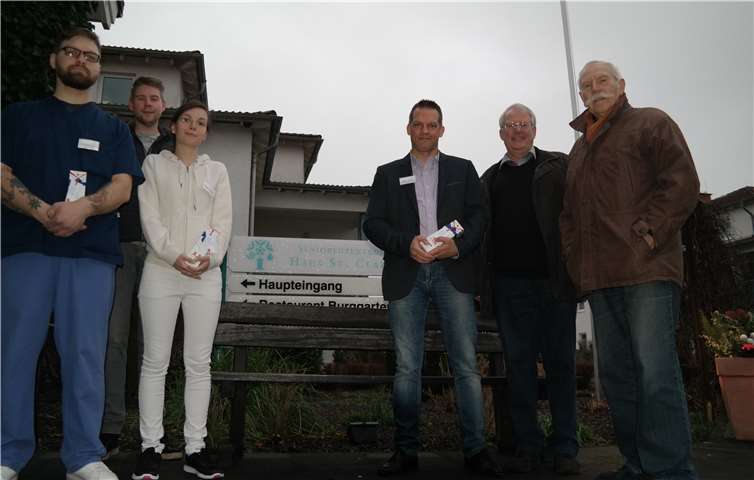 Tobias Leuning (2. v. l.) und Joachim Euler (2. v. r.) sowie der Heimerzheimer Ortsvorsteher Hermann Leuning (r.) mit dem Leiter des Seniorenzentrum St. Clara, Gunter Salewski, und zwei diensthabenden Pflegekräften. privat