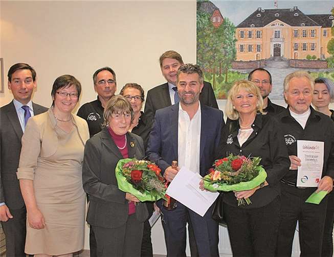 Tobias Leuning (hinten Mitte), Sebastian Hartmann MdB und Gisela Hein (v.l.) mit den Preisträgern des SPD-Swisttal-Preises Frau Weitz (4.v.l.), Herr Lautenschläger (vorne Mitte) und Vertretern der Theatergruppe Odendorf. privat