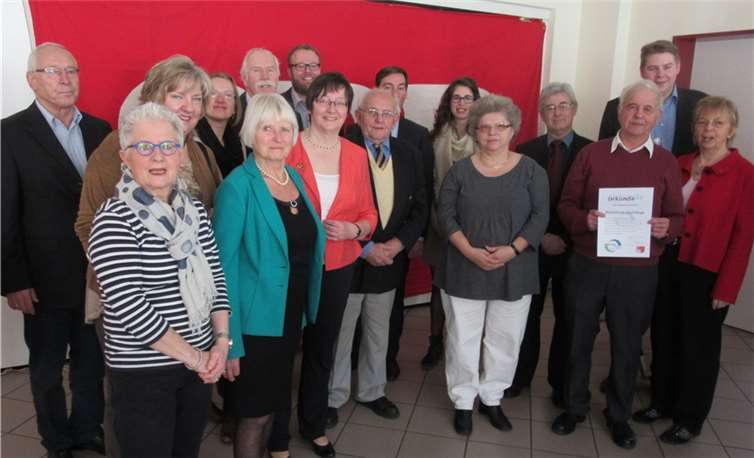 Tobias Leuning (hinten rechts) überreichte den Helferinnen und Helfern des Arbeitskreis Flüchtlinge darunter den Sprechern Jürgen Hein (mit Urkunde) und Michael Gadow (links) den Swisttal-Preis.Privat