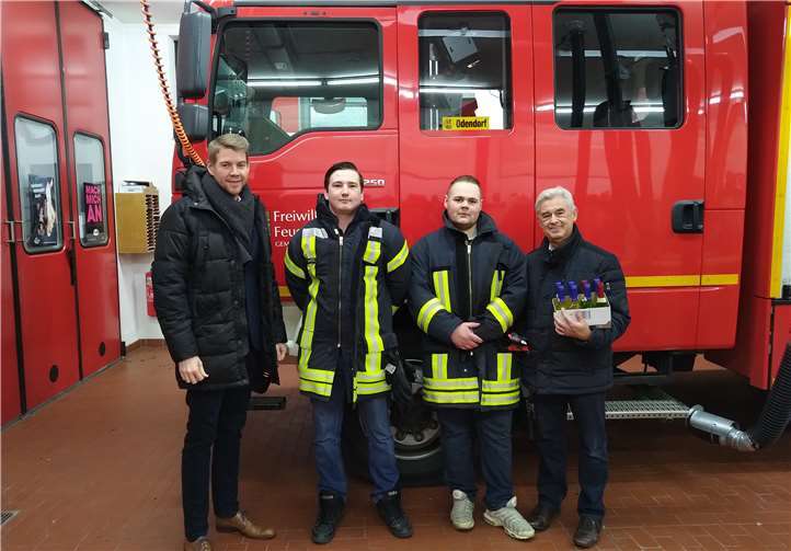 Tobias Leuning (links) und Paul Adams (rechts) mit Vertretern der Odendorfer Feuerwehr. Foto: privat