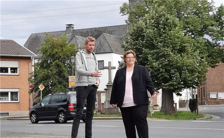 Tobias Leuning und Nicole Piorr an der B56 in Miel. Hier soll das Tempo 30 vorgeschrieben werden. Foto: privat