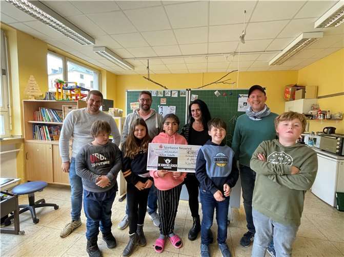 Tobias Mannheim (l.) und Klassenleiterin Pina Roguljic mit den Knochläcker-Mitgliedern Alexander Brachtendorf (2.v.l.) und Patrick Twardy (r.) sowie Schülern der Levana Schule bei der Spendenübergabe.  Foto: privat