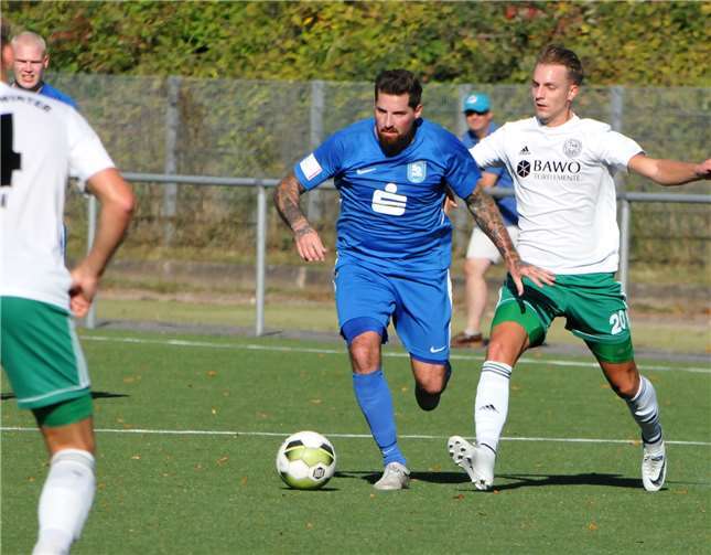 Tobias Nuhn (rechts) vom TuS Oberwinter muss Sebastian Mintgen in dieser Situation den Vortritt lassen.RASCH