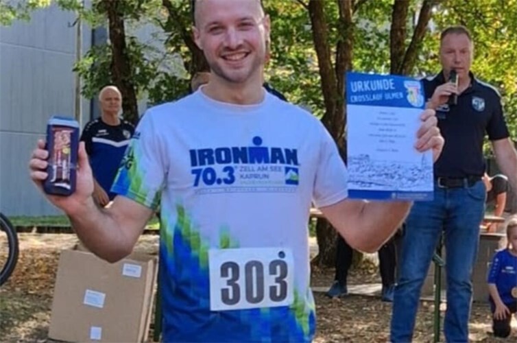 Tobias Peters lief nach 8km  beim Crosslauf in Ulmen als Gesamtsieger über die Ziellinie.