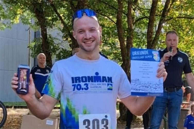Tobias Peters lief nach 8km beim Crosslauf in Ulmen als Gesamtsieger über die Ziellinie.