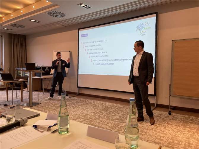 Tobias Querbach (links) von der Kreisverwaltung gemeinsam mit Florian Kühne von DPS Engineering bei ihrem Vortrag über den Amt-O-Mat.  Foto: Kreisverwaltung MYK/Jörg Krechel