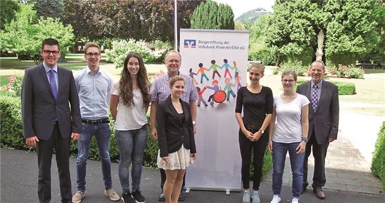 Tobias Schäfer (l.) und Rainer Beyer (r.) mit Vertretern verschiedener Projektgruppen des Planspiels „Schule als Staat“.Bürgerstiftung Volksbank RheinAhrEifel eG