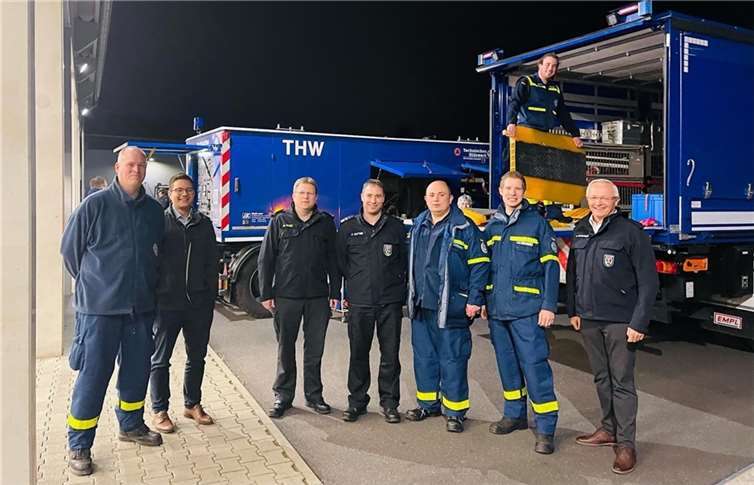 Tobias Schenkelberg, Mario Becker, Holger Kurz, Jörg Alfter, Björn Harrenberger, Lukas Schaab und Landrat Achim Hallerbach beim wöchentlichen Ausbildungsdienst des THW Ortsverband Neuwied.  Foto:Lisa Laß