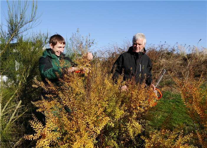 Tobias Schneider und sein Chef Jörg Deimling bei der Arbeit.Foto: Privat