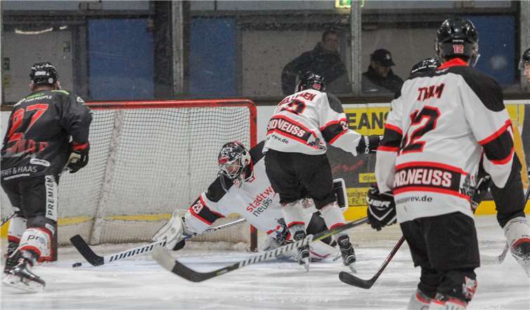 Tobias Schwab trifft zum 1:0. Fotos: EG Diez-Limburg