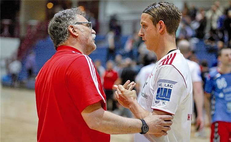 Tobias Stauch erhält vom Trainer noch ein paar Instruktionen - er war in den beiden letzten Spielen einer der Topscorer.