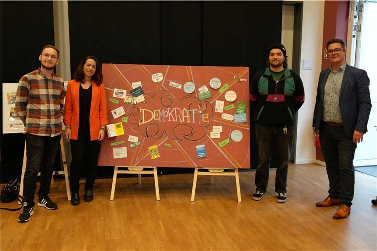 Tobias Steinhöfer vom Big House (v.l.), Schulsozialarbeiterin Rebecca Achilles, „Schule ohne Rassismus“-Regionalkoordinator Fabio Brischle und Neuwieds Bürgermeister Peter Jung bei der Eröffnung der Demokratie-Ausstellung im Big House  Foto: Felix Banaski