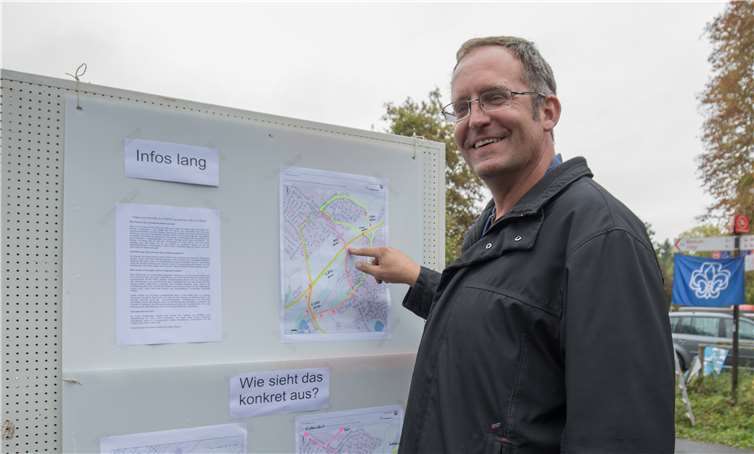 Tobias Teichner zeigt, wo man sich die Unterführung wünscht.