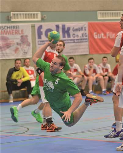 Tobias Ternes akrobatisch beim Torwurf vom Kreis. A. Bous
