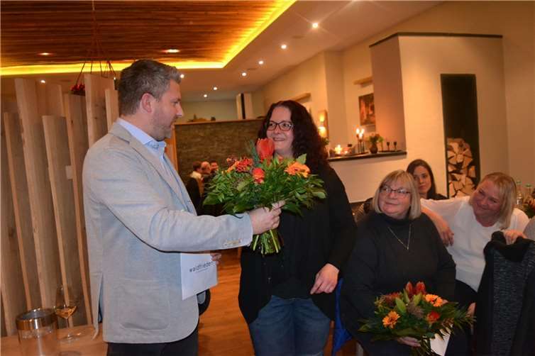 Tobias Thieringer dankt Silvia Richter und Maria Müller für ihren Einsatz im Haus Bachtal.  Foto: Eberhard Thomas Müller