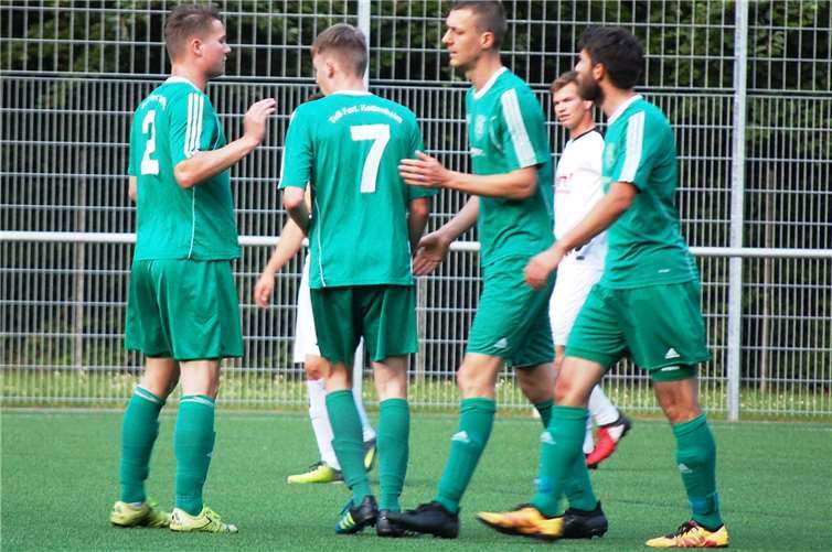 Tobias Traubenkraut, Niklas Wintrich und Max Franzen (v.li.) kommen zwar alle zum Gratulieren, so richtig freuen kann sich Sacha Engelmeier (Zweiter v. re.) über seinen Treffer zum 1:0 aber nicht. Der Torjäger beendet nach Ende der Saison seine Karriere. SK