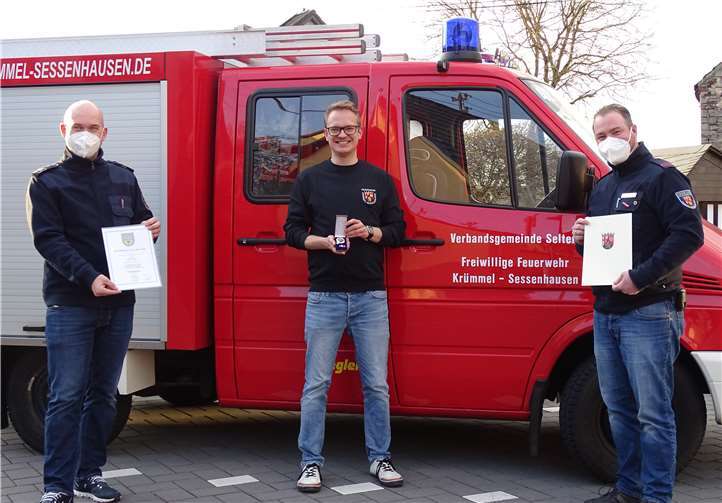 Tobias Wegner (Mitte) erhält seine Beförderung und Ehrung von Wehrführer Michael Pleitgen (li.) und stv. Wehrführer Adrian Eiser.Foto: privat