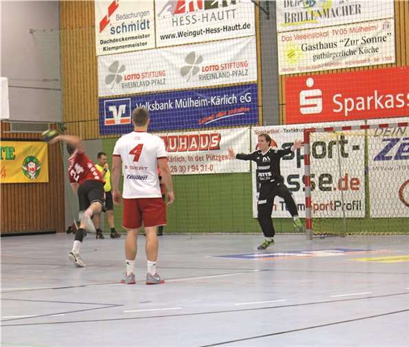 Tobias Zelter entschärft einen „Sieben Meter“ von Lukas Gerdon. privat