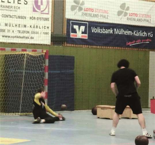 Tobias Zelter, hier bei Torwarttraining mit Andy Oster, zeigte schon in seinem ersten Spiel für den TV 05, dass er eine echte Verstärkung ist. privat