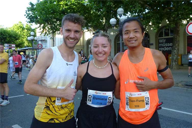 Tobias Zöller (l.) gewann den Wiesbaden-Marathon - und führte dabei seinen blinden Lauf- und Trainingskameraden Tien-Fung Yap (r.) über die gesamte Distanz.  Foto: Wolfgang Bernath