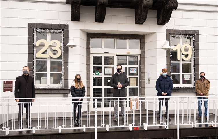 Tobias und Sarah Seiler, Maximilian Pogacar und Kaplan Thomas Hufschmidt übergaben die guten Wünsche am 9. Januar an Bürgermeister Andreas Geron. Foto: Christoph Geron