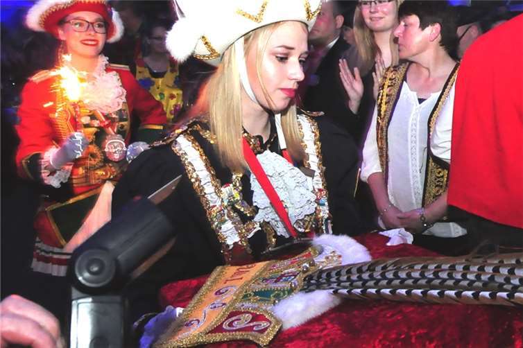 Tochter Nina hatte die Prinzenmütze zur Bühne gebracht.