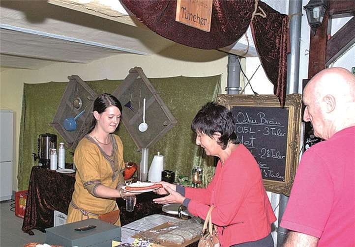 Tochter Victoria in der Tücher Taverne.