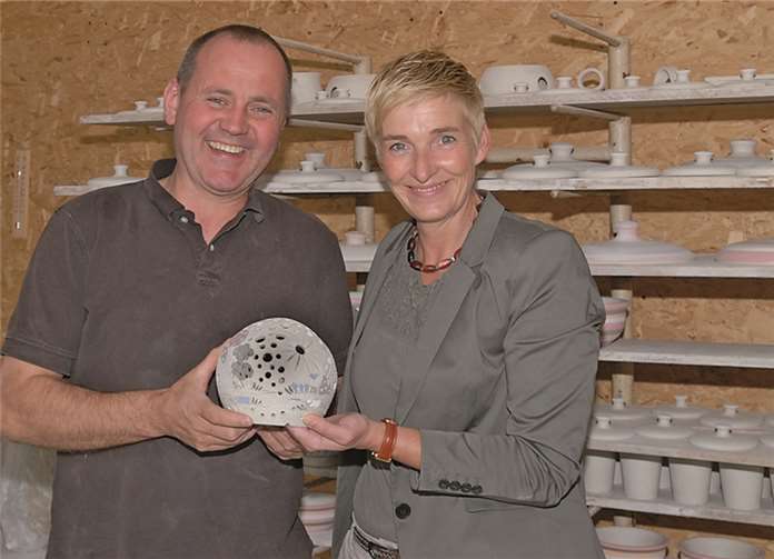 Töpfermeister Norbert Corzelius und SPD-Bundestagskandidatin Bettina Bähr-Losse freuen sich über ein gemeinsam geschaffenes Werk. SPD-Wachtberg