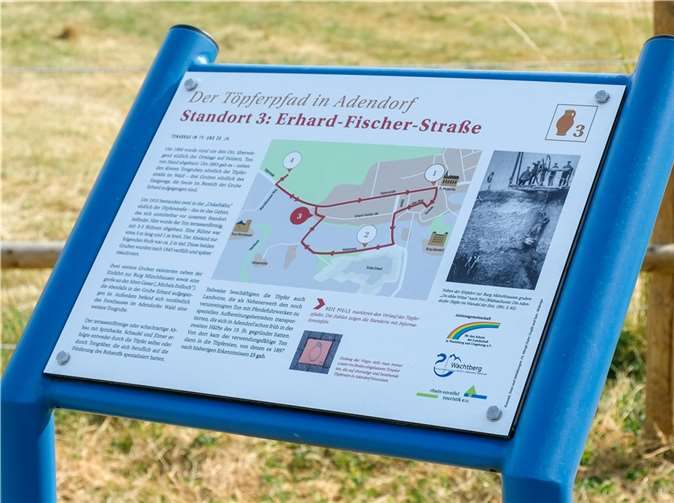Töpferpfad: An den einzelnen Stationen stehen jeweils große Infotafeln.