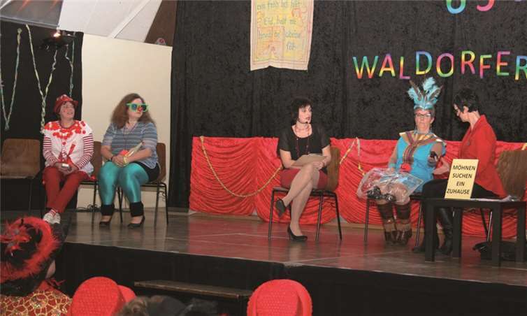 Toll kam beim Publikum der Sketch „Möhnen suchen ein Zuhause“ an, bei dem Ute Nachtsheim und Regina Mehren als Fernsehmoderatoren das richtige Zuhause für die neuen „Vorstandsmöhnen“ Birgit Esch, Agnes Marx und Monika Stenz suchten. WK