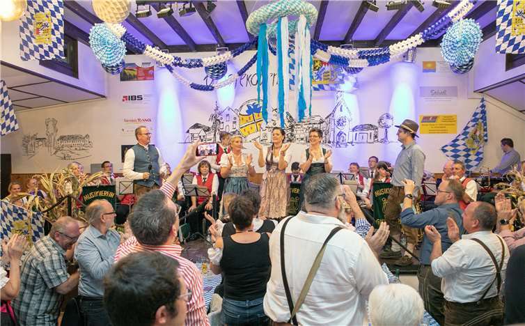 Toll war die Stimmung beim Oktoberfest der Karnevalsgesellschaft „Freundschaftsbund“ Dünstekoven im Dorfsaal. -Jost-