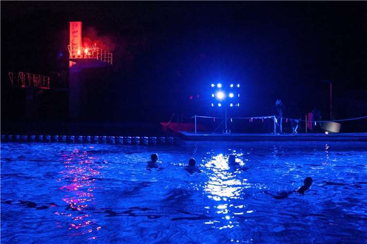 Tolle Abendstimmung beim zweiten Sternenschwimmen im Freibad Pellenz.  Foto: Florian Döpgen