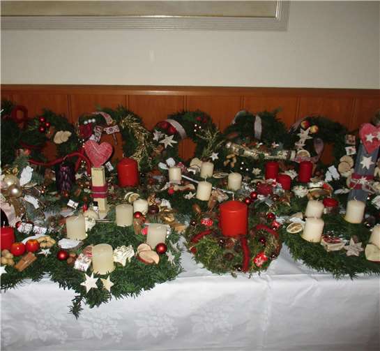 Tolle Adventskränze schmücken die Tombola.privat