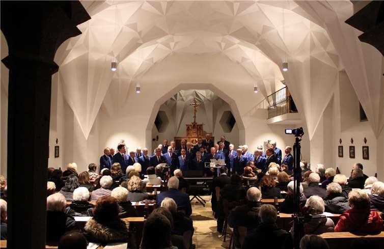 Tolle Akustik bei neuem Licht bot das Konzert des Männerchores Bachem. DU
