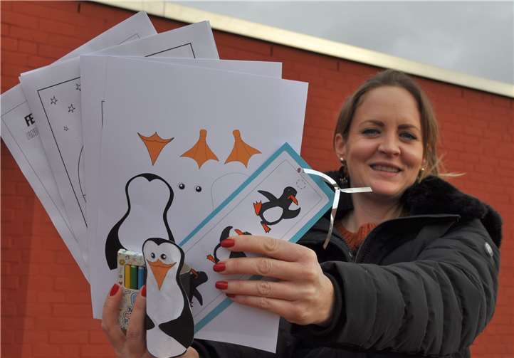 Tolle Anregungen zum Malen, Basteln und Spielen – hier präsentiert von Jennifer Berger vom Mosaik-Kulturhaus – kamen in die kreativen Trosttüten. Foto: Stadt Meckenheim