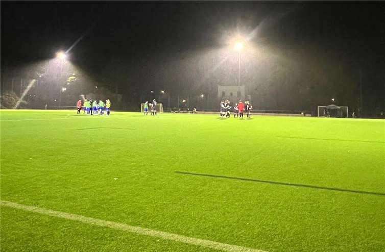 Tolle Atmosphäre beim Heimspiel unter Flutlicht und Nieselregen. Foto: SG BaWa
