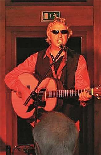 Tolle Atmosphäre rund um Chansonnier Günter Hochgürtel im Köllenhof. Gemeinde Wachtberg