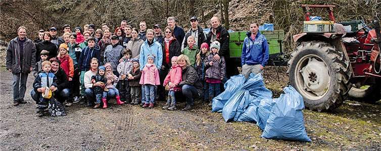 Tolle Beteiligung bei der Müllsammelaktion in Straßenhaus. Über 40 Erwachsene und Kinder machten mit.privat