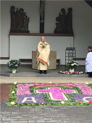 Tolle Blumenteppiche - wie dieser hier - schmückten die Fronleichnamsaltäre. Pfarrer Michael Wilhelm erteilte den Segen.  Foto: Dirk Lescher