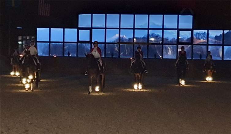 Tolle Darbietung der Jugend-Dressur-Quadrille in Dunkelheit und mit Lichterketten um die Fesseln gab es zu sehen.