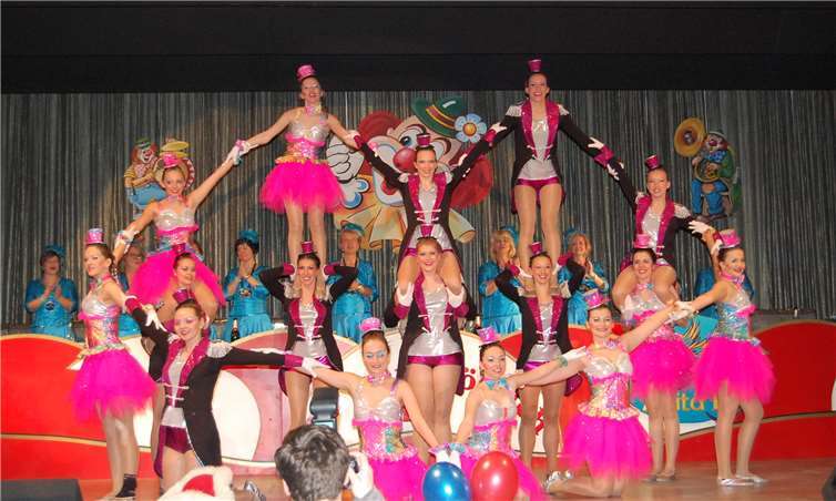 Tolle Darbietungen mit akrobatischenEinlagen brachten das Publikum zum Klatschen.